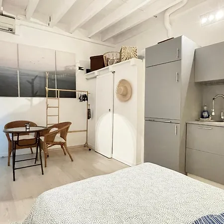 아파트 Authentic Living In A Historical Area *
