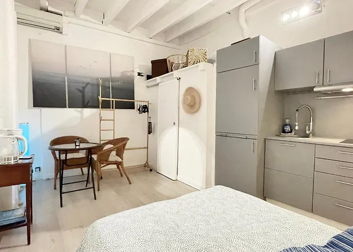 Lägenhet Authentic Living In A Historical Area *